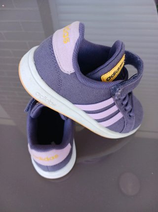 Zapatillas niña Adidas tela moradas. Talla 29.
