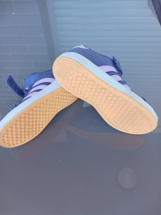 Zapatillas niña Adidas tela moradas. Talla 29.