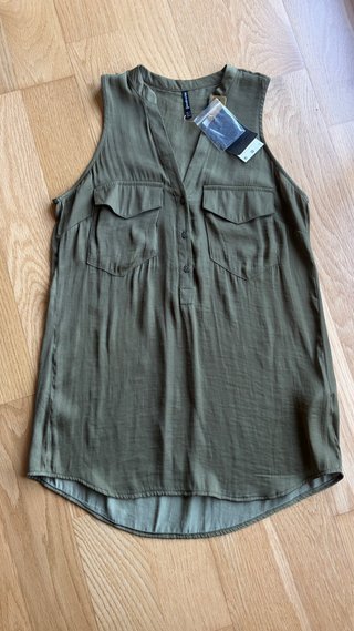 Blusa “Stradivarius” verde satinada sin mangas