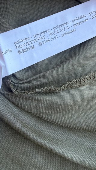 Blusa “Stradivarius” verde satinada sin mangas