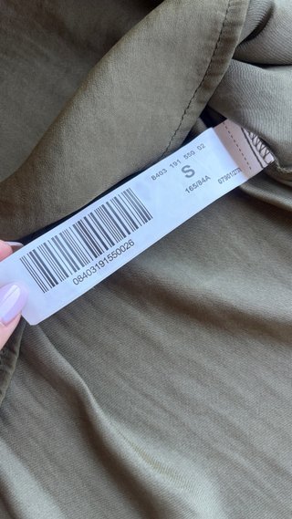 Blusa “Stradivarius” verde satinada sin mangas