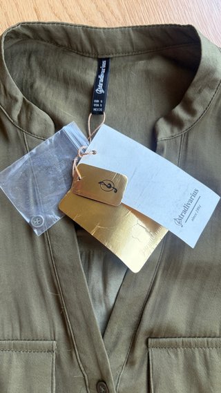 Blusa “Stradivarius” verde satinada sin mangas