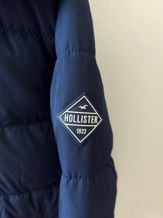 Chaqueta Hollister azul acolchada con capucha