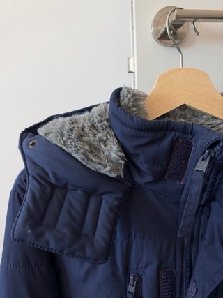 Chaqueta Hollister azul acolchada con capucha