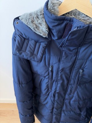 Chaqueta Hollister azul acolchada con capucha