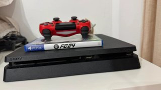 PS4 + 2 controller + FIFA 24 - 200€