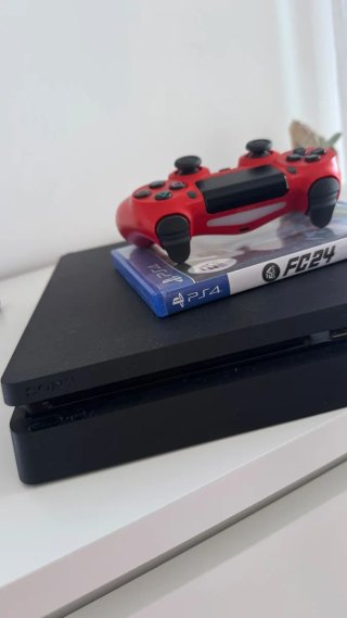 PS4 + 2 controller + FIFA 24 - 200€