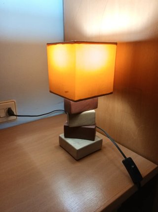 Lámpara con diseño de madera.