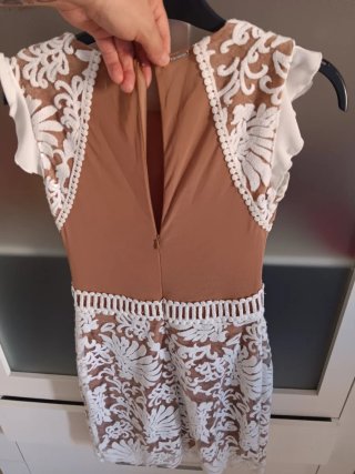 Vestido marrón y blanco con encaje
