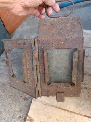 Farol antiguo de metal y cristal
