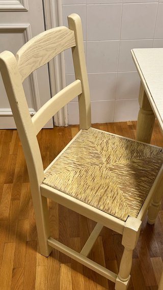 Mesa Arrital y 4 sillas madera asiento de paja