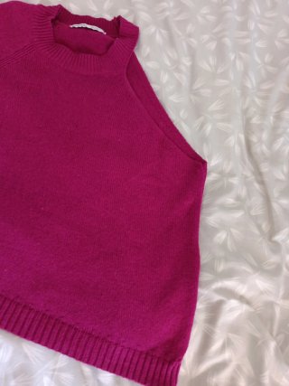 Jersey morado con un brazo descubierto.