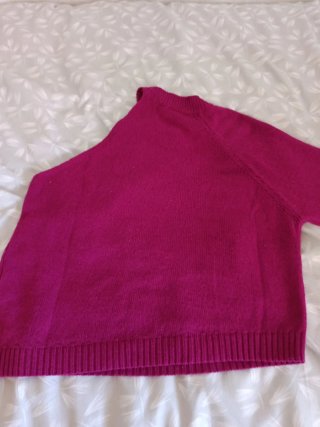 Jersey morado con un brazo descubierto.