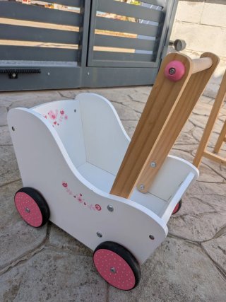 Cuna, trona y carrito de juguete de madera