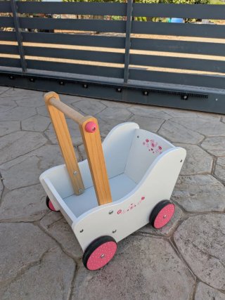 Cuna, trona y carrito de juguete de madera