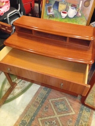 Cómoda de madera con espejo