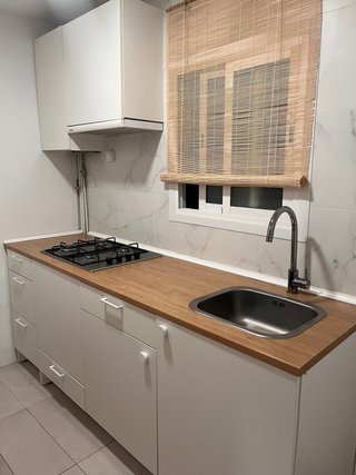 Cocina completa con encimera de madera