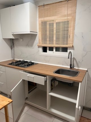Cocina completa con encimera de madera