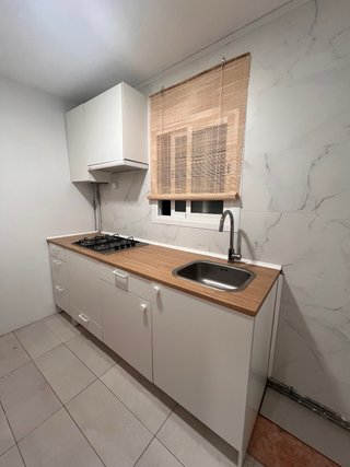 Cocina completa con encimera de madera