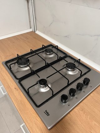 Cocina completa con encimera de madera
