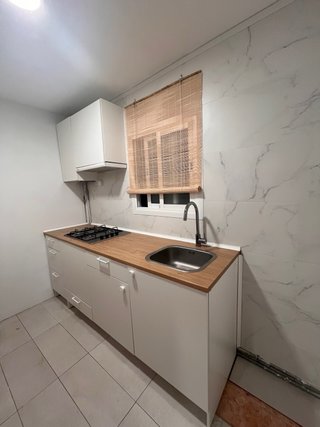 Cocina completa con encimera de madera