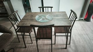 Mesa de cocina con 4 sillas