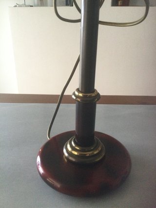 Lámpara de mesa con base de mármol y metal