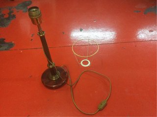Lámpara de mesa con base de mármol y metal