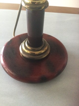 Lámpara de mesa con base de mármol y metal