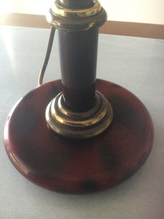 Lámpara de mesa con base de mármol y metal