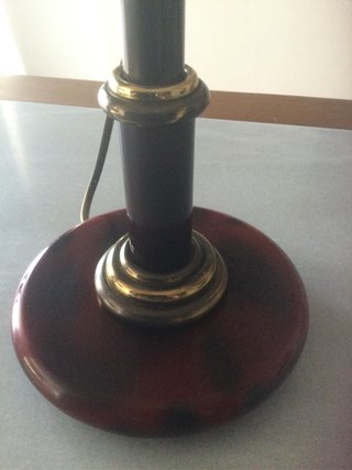 Lámpara de mesa con base de mármol y metal