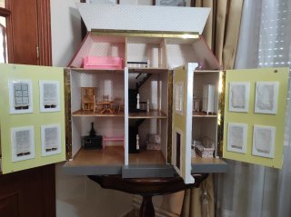 Casita de madera para muñecas, amarilla con tejado