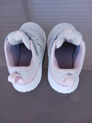 Zapatillas Nike niña. Talla 27.