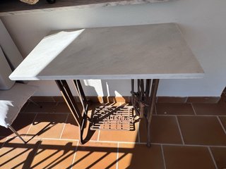 Mesa de piedra y metal exterior
