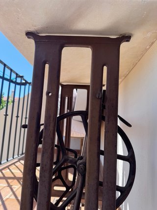 Mesa de piedra y metal exterior