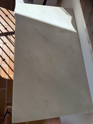 Mesa de piedra y metal exterior