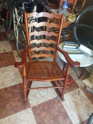 Mecedora rústica de madera y mimbre