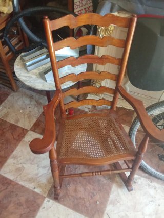 Mecedora rústica de madera y mimbre