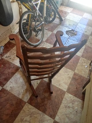 Mecedora rústica de madera y mimbre