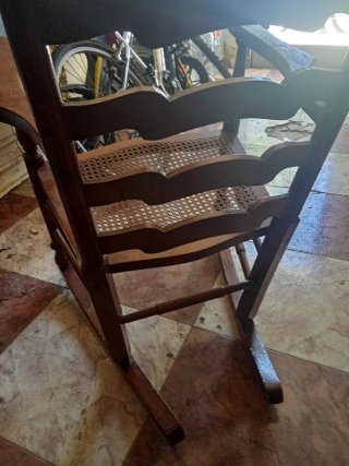 Mecedora rústica de madera y mimbre