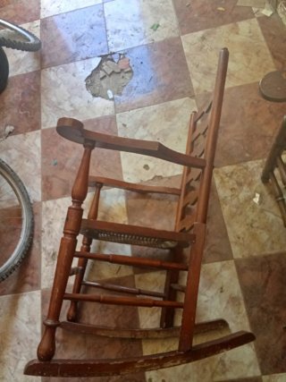 Mecedora rústica de madera y mimbre