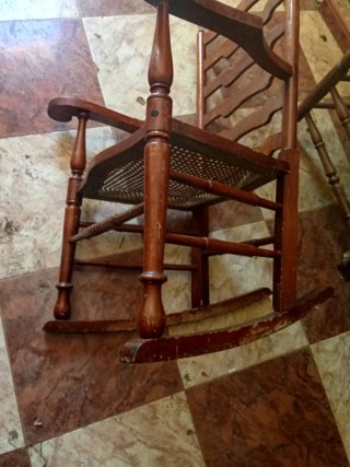 Mecedora rústica de madera y mimbre