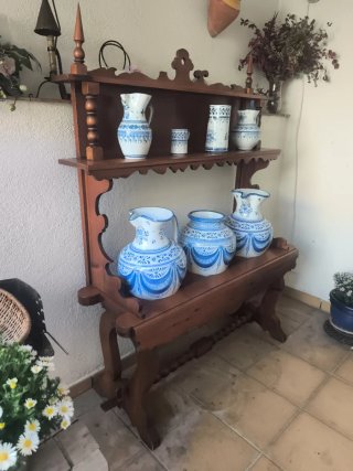 Mueble cantarera de madera y cerámica