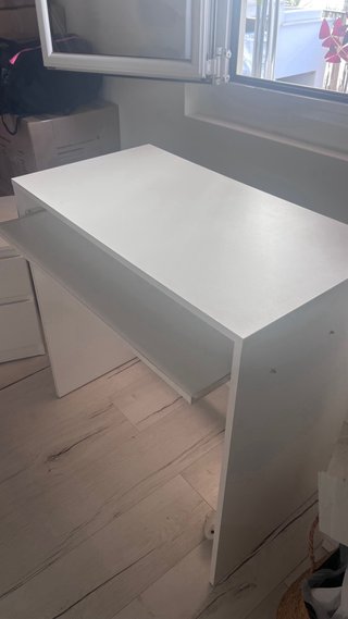 Mesa de escritorio blanca moderna