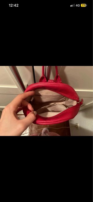 Mochila roja con tachuelas