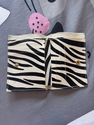 Cartera vegana con estampado cebra
