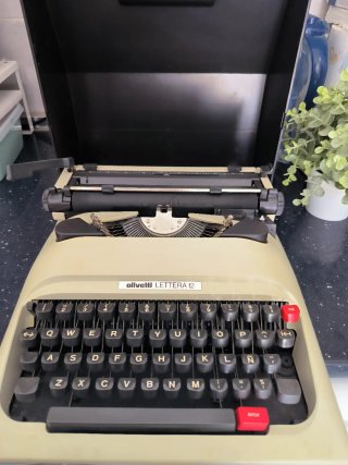 Máquina de escribir Olivetti Lettera 12