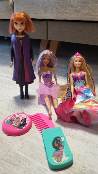 Muñecas Barbie y Ana de Frozen