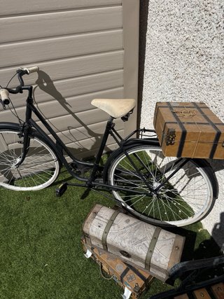 Bicicleta vintage con baúles decorativos