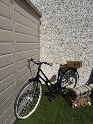 Bicicleta vintage con baúles decorativos